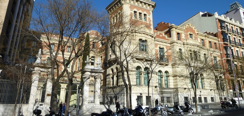 1 and 2 de Plaza Santa Bárbara, in the Palacio de los Condes de Guevara