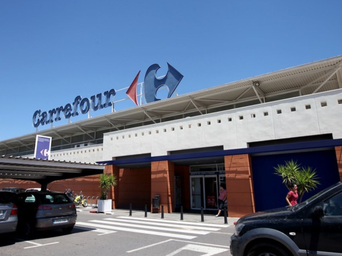 CARREFOUR SELLS FOUR HYPERMARKETS TO REALTY INCOME FOR €50M