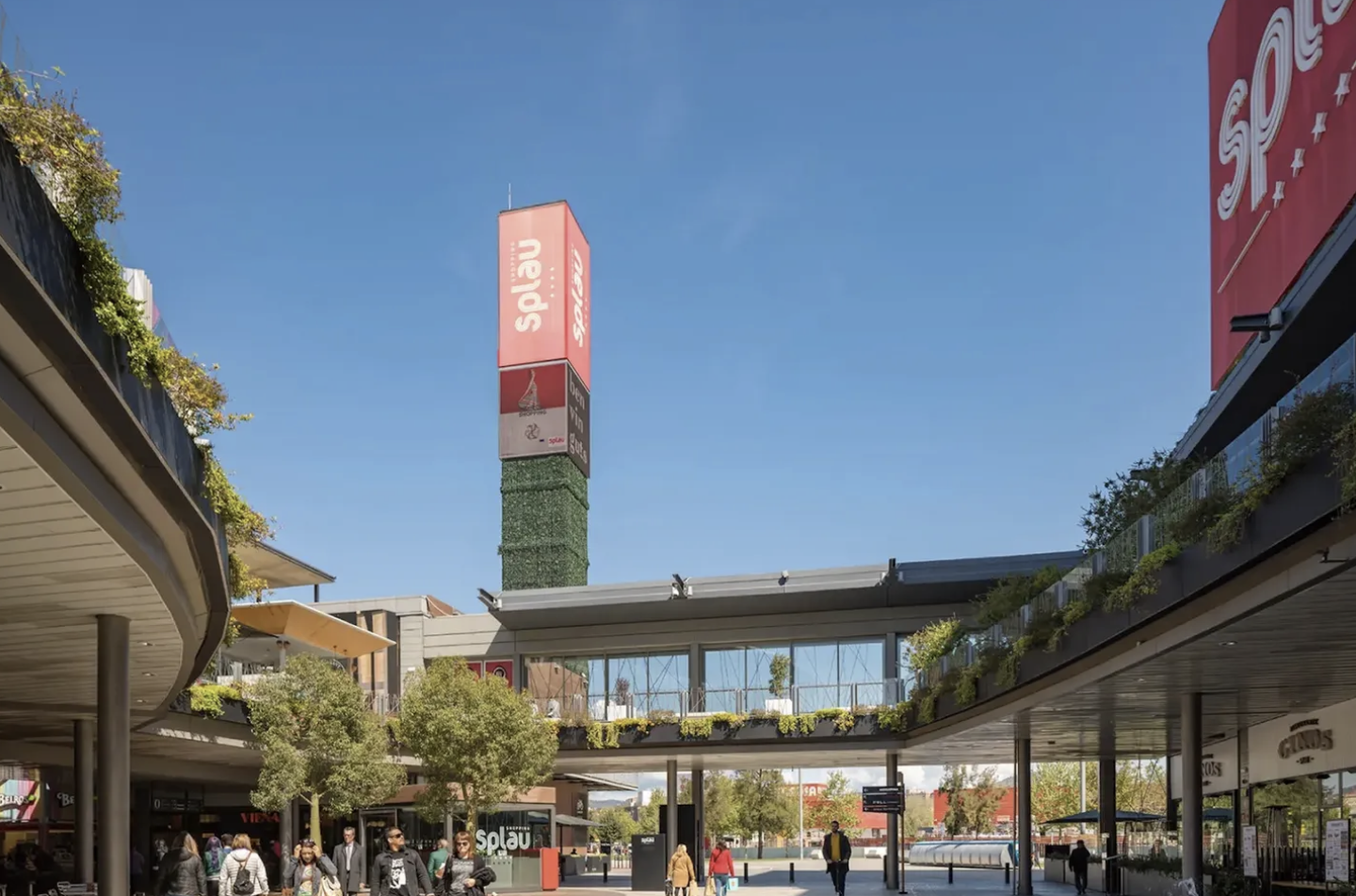 URW SELLS 50% STAKE IN SPLAU SHOPPING CENTRE