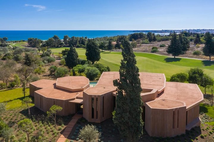 Arrow negotiates purchase of luxury resort from Kronos in Algarve