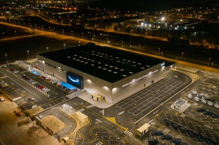 Roebuck acquires its third Amazon logistics center in Spain