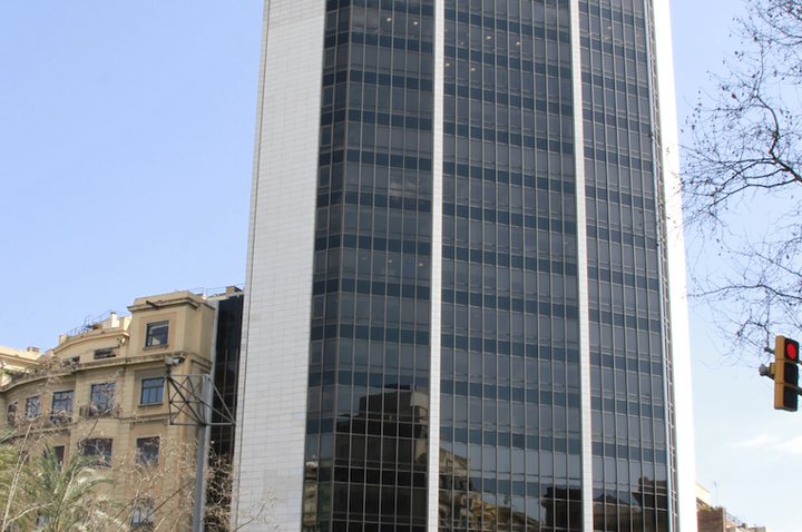 Banco Sabadell puts up for sale its tower on Av. Diagonal