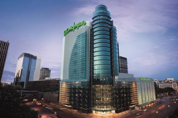 Santander sells part of the Supercor stores in El Corte Inglés