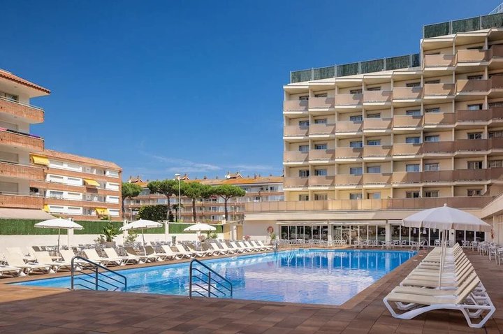 Indotek Group acquires the H-Top Royal Beach hotel in Lloret de Mar