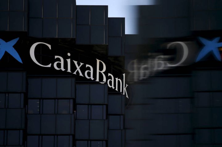 CaixaBank sells a portfolio of €700M to the fund D. E. Shaw