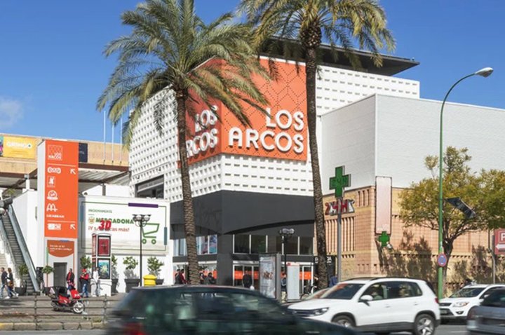 Castellana Properties buys an office building to expand the leisure area of Los Arcos