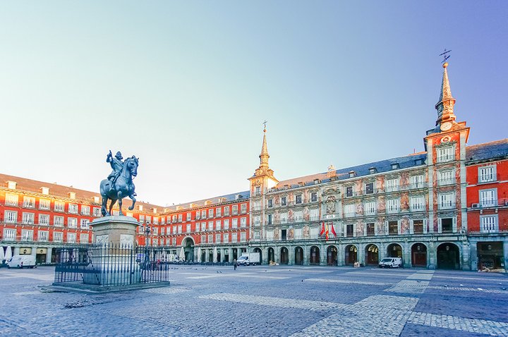 INVESTMENT FUNDS HOLD 57% OF THE INVESTMENT IN SPAIN