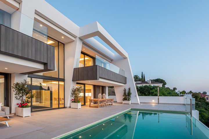 Mazabi and Lainer sold 6 luxury villas in Malaga