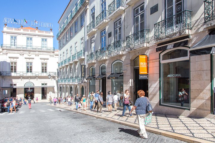 Porto Editora buys €7.2M shop in Chiado