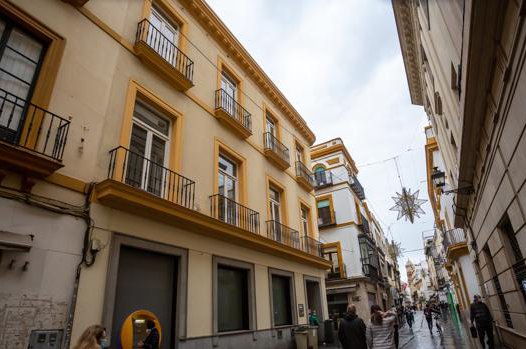 Redevco puts an office building for sale in Seville