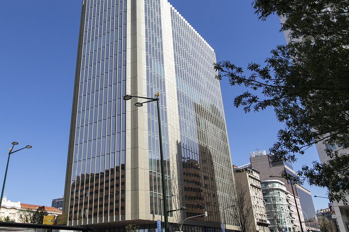 Deka should buy high-rise building Fontes Pereira de Melo for €120M